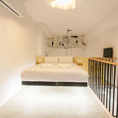Apartament Guernica Luxury Duplex - Location, Light, And Art Madryt Zewnętrze zdjęcie